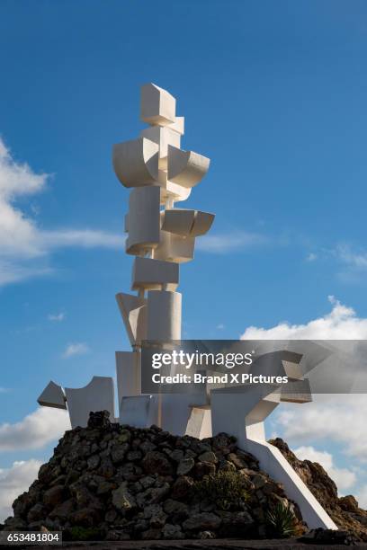 the dramatic monumento al campesino sculpture - campesino stockfoto's en -beelden