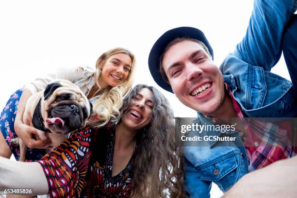 we zijn een grote familie! - quirky family stockfoto's en -beelden