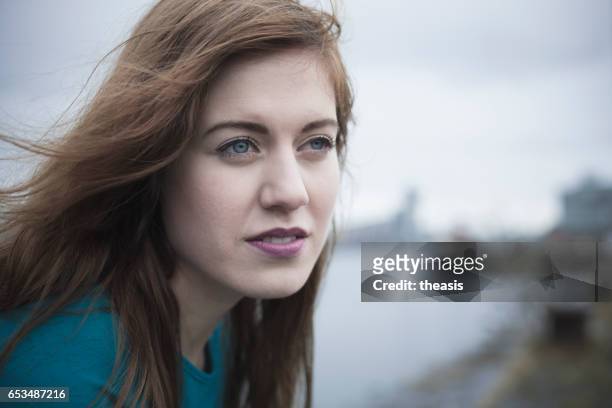 aantrekkelijke jonge vrouw op braakliggende glasgow docks - theasis stockfoto's en -beelden