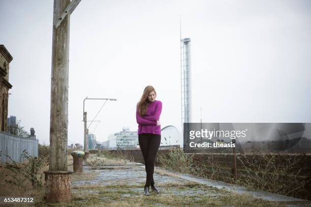 mujer joven atractiva en muelles de glasgow abandonados - theasis fotografías e imágenes de stock