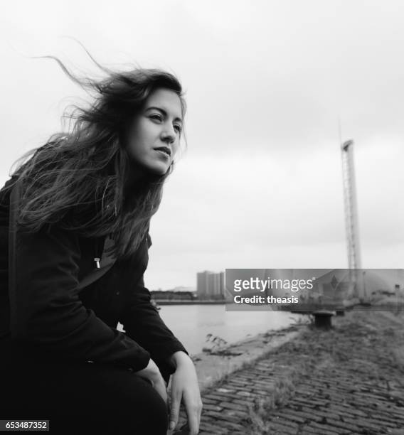aantrekkelijke jonge vrouw op braakliggende glasgow docks - theasis stockfoto's en -beelden