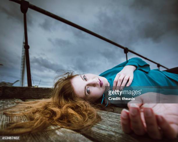 attraktive junge frau an verfallenen glasgow docks - theasis stock-fotos und bilder