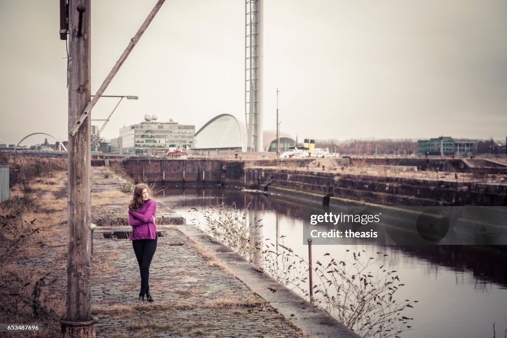 Attraktive junge Frau an verfallenen Glasgow Docks