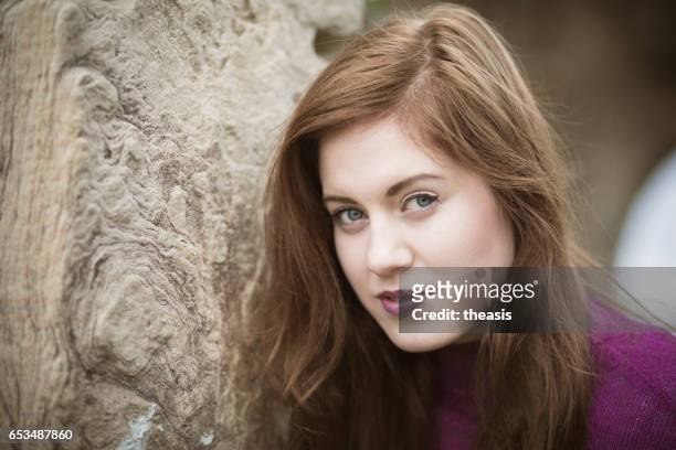 mujer joven atractiva en muelles de glasgow abandonados - theasis fotografías e imágenes de stock