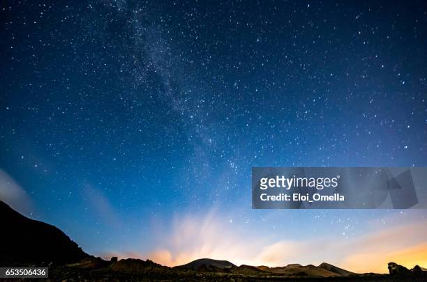 lanzarote night sky milky way - galaxy background imagens e fotografias de stock