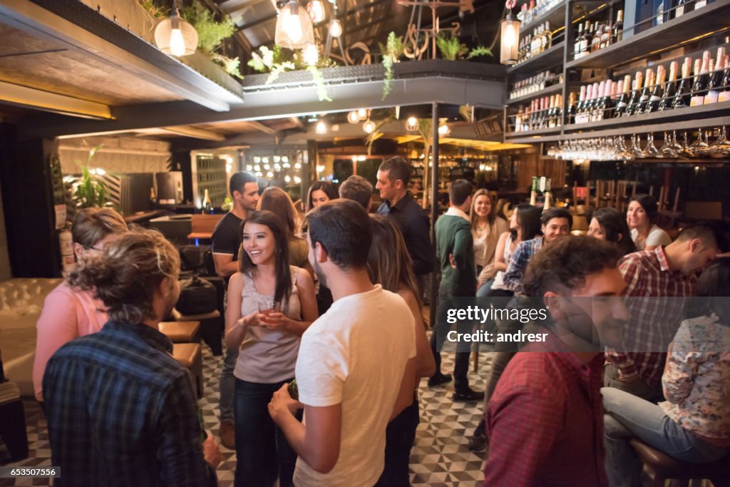Menschen, die Getränke an der bar