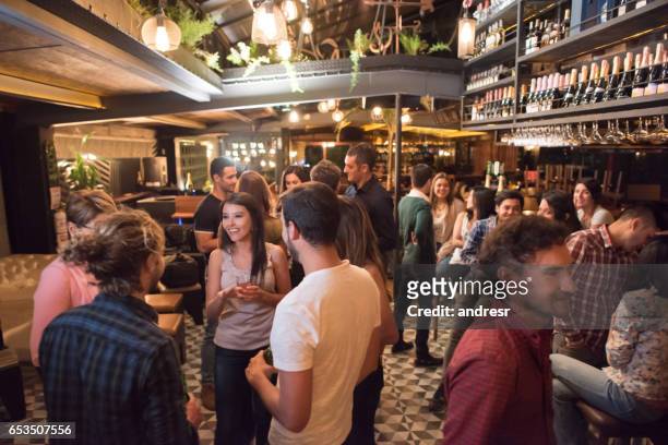 mensen die drinken in een bar - sociale bijeenkomst stockfoto's en -beelden