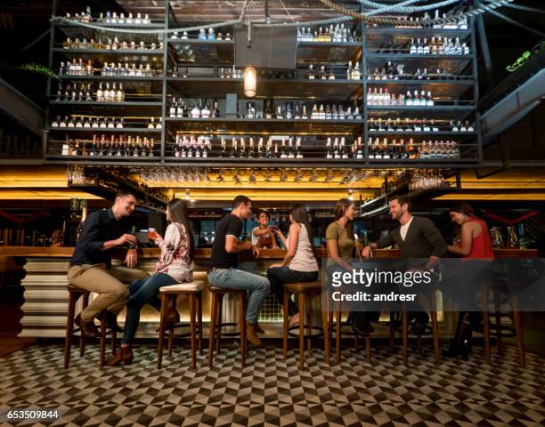 mensen die drinken in een bar - cafe counter stockfoto's en -beelden