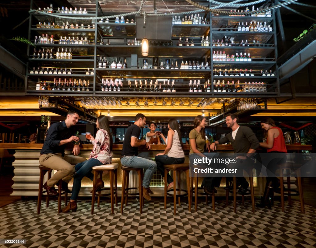 Pessoas bebendo em um bar