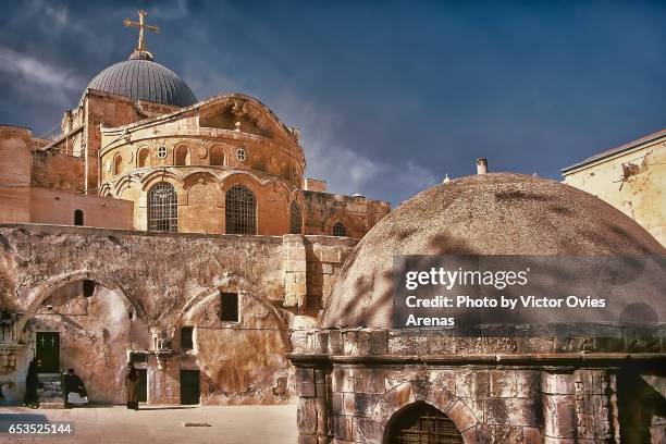 the church of the holy sepulchre in old jerusalem in israel - church of the holy sepulchre photos et images de collection