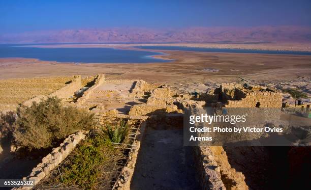 ancient jewish fortification of masada in the southern district of israel situated on top of an isolated rock plateau in the eastern edge of the judaean desert overlooking the dead sea - judaean stock pictures, royalty-free photos & images