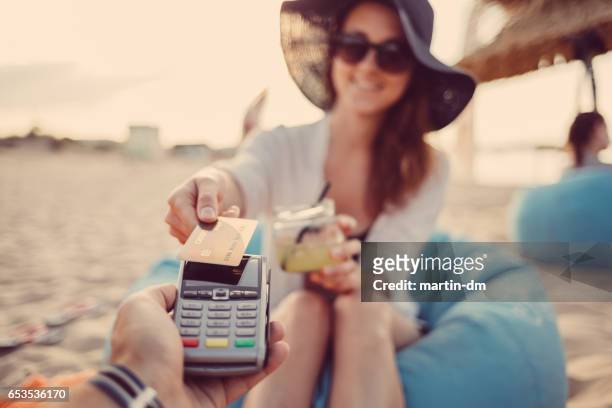 frau, die kontaktlose mit kreditkarte bezahlen - credit card stock-fotos und bilder
