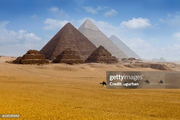 piramides egypte - piramidevorm stockfoto's en -beelden