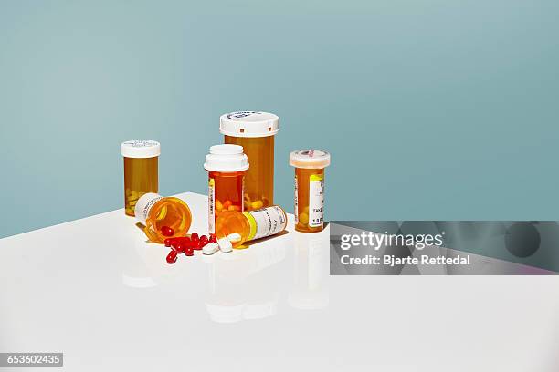 assorted medical drugs on table - gelule photos et images de collection