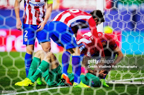 Diego Godin and his team mates acknowledge their goalkeeper Jan Oblak of Atletico after making a multiple safe during the UEFA Champions League Round...