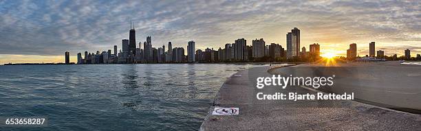 chicago skyline at sunset - chicago skyline stock pictures, royalty-free photos & images