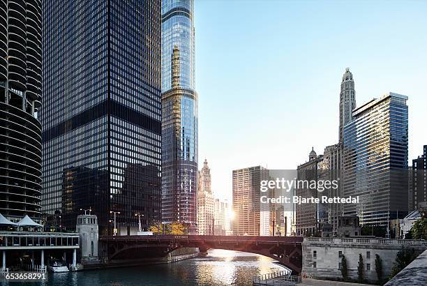 sunrise over chicago river - financial district stock pictures, royalty-free photos & images