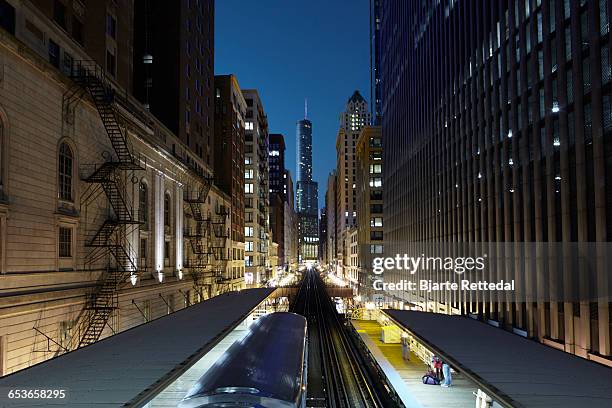 nighttime view north from the metro loop - north chicago stock pictures, royalty-free photos & images