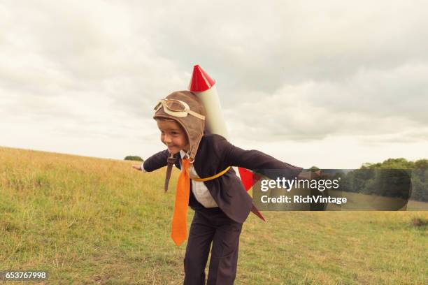 young boy businessman bereit, rakete zu starten - abheben aktivität stock-fotos und bilder