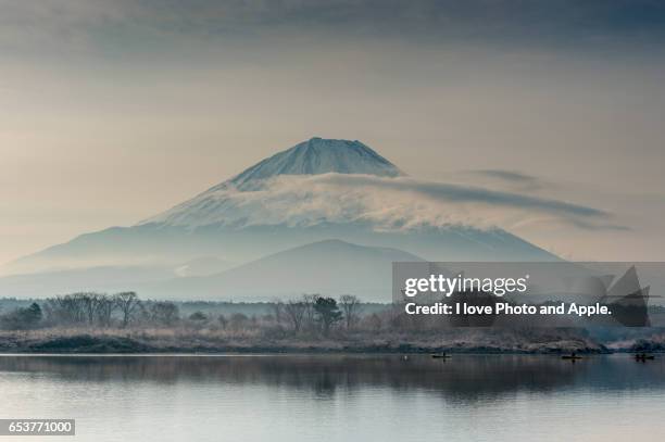 spring at lake shoji - 小型船舶 - fotografias e filmes do acervo