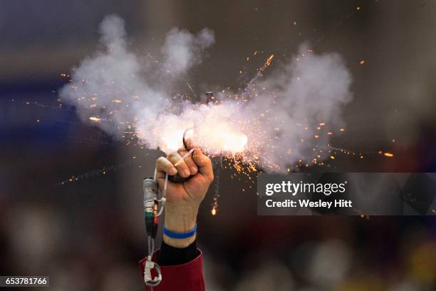 starting gun at indoor track meet - startschot stockfoto's en -beelden