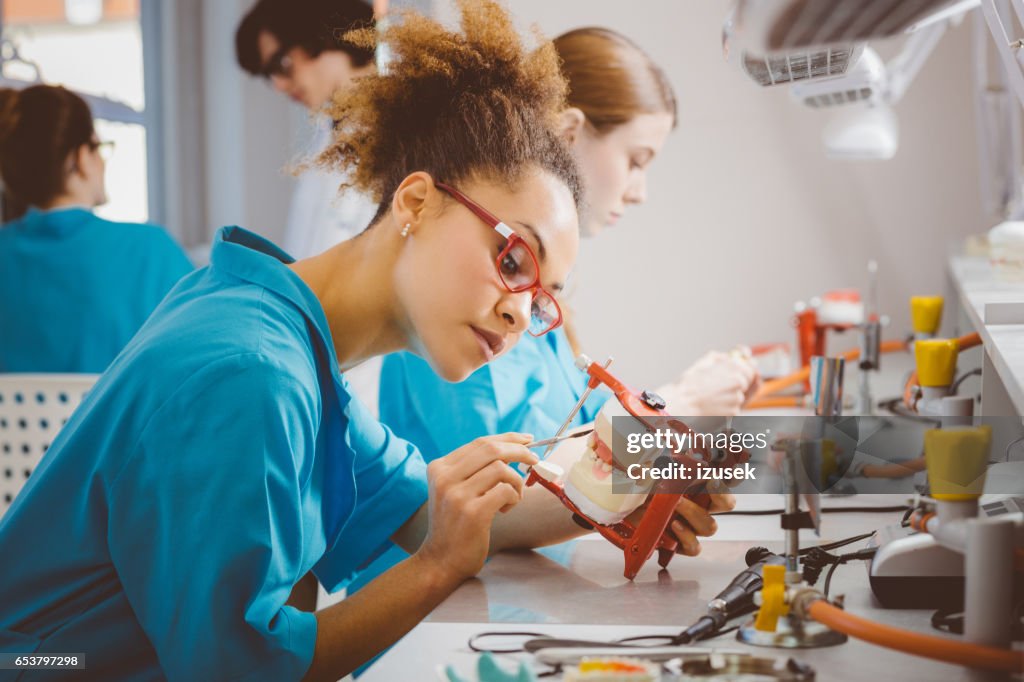 Estudantes do sexo feminino americanos afro aprendizagem Odontologia