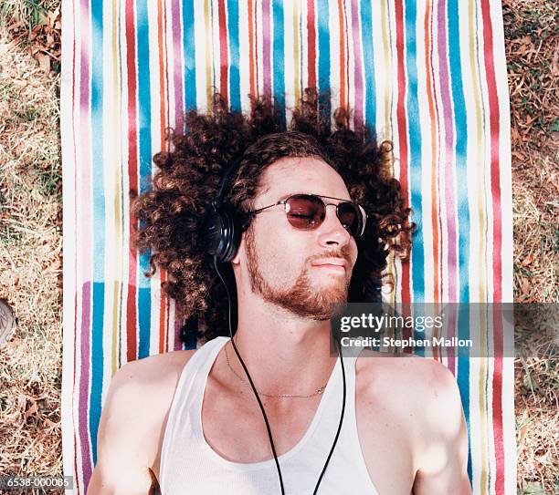 man listening to music - prospect park new york city stock-fotos und bilder