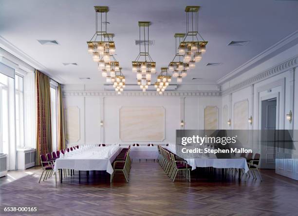 banquet tables in ballroom - pre reception stockfoto's en -beelden