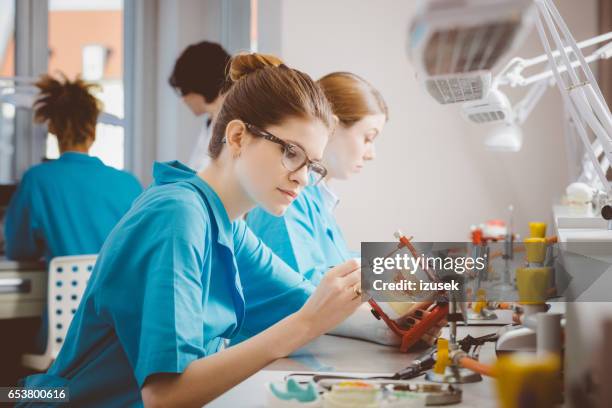 odontología protésica de aprendizaje joven - equipo protésico fotografías e imágenes de stock