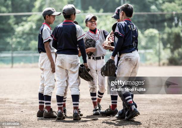 youth baseball players, teammates - baseballmannschaft stock-fotos und bilder