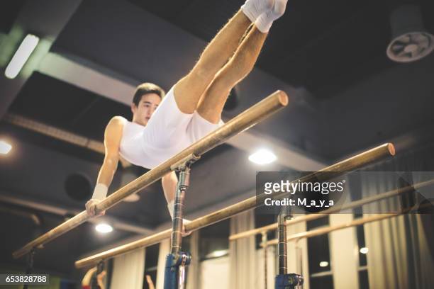 在雙杠上鍛煉。 - parallel bars gymnastics equipment 個照片及圖片檔