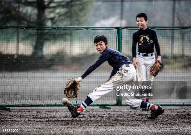 youth baseball players,defensive practice - スポーツ用語 ストックフォトと画像