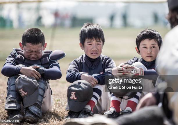 youth baseball players, defeated - 棒球隊 個照片及圖片檔