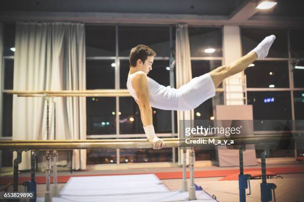 在雙杠上鍛煉。 - parallel bars gymnastics equipment 個照片及圖片檔