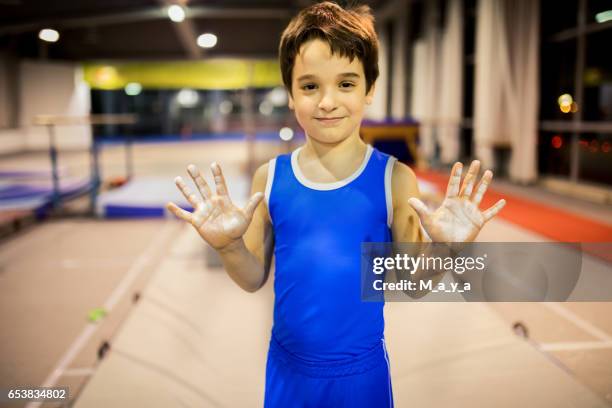rapaz, pronto para o exerc�ício de ginástica - giz equipamento esportivo - fotografias e filmes do acervo