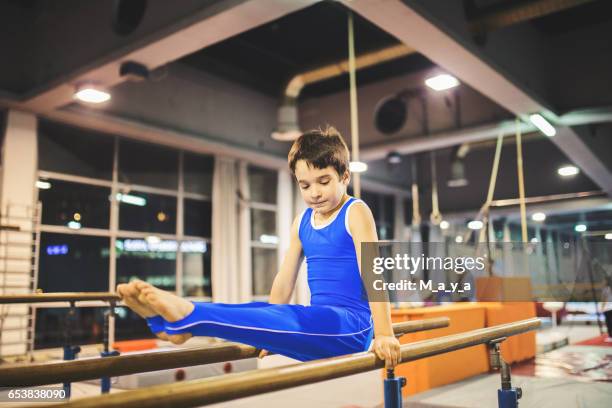 rapaz, exercitando em barras paralelas. - barras paralelas barra de ginástica - fotografias e filmes do acervo