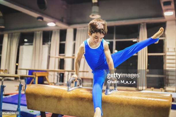 jongen uitoefenen op voltige. - voltigeerpaard stockfoto's en -beelden