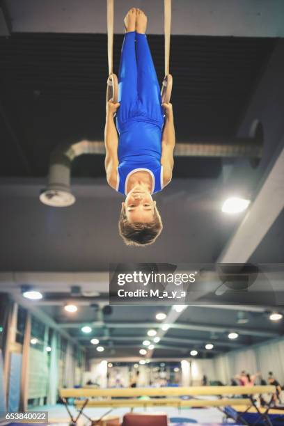 pojke som utövar på gymnastringar - gymnastic rings equipment bildbanksfoton och bilder