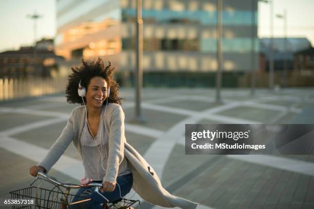 she loves to ride a bicycle - woman bicycle stock pictures, royalty-free photos & images