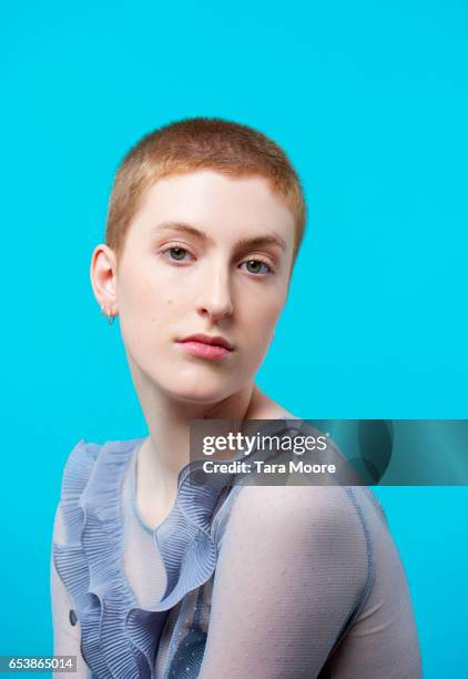 portrait of androgynous woman - androgynous - fotografias e filmes do acervo