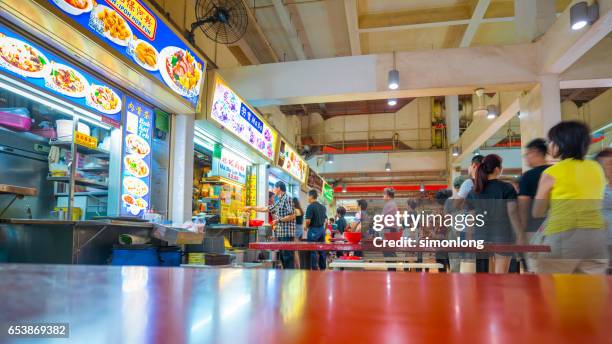 inside singapore food court - foodcourt stockfoto's en -beelden