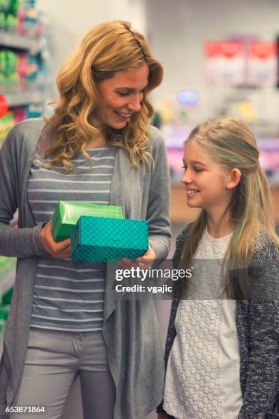 moderne menstruatie - girl using tampon stockfoto's en -beelden