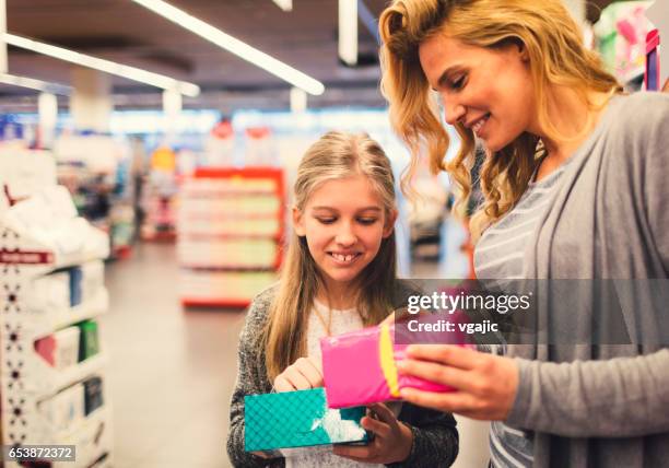 moderne menstruatie - girl using tampon stockfoto's en -beelden