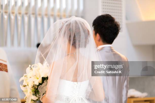 heureuse mariée et le marié marche sur la charge de la vierge - cérémonie du mariage photos et images de collection
