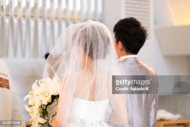 sposo felice che cammina sul carico vergine - cerimonia di nozze foto e immagini stock
