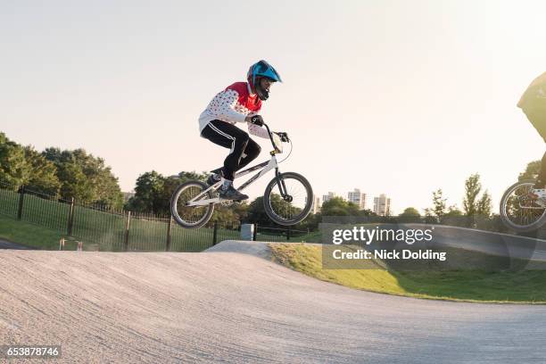 boy taking a jump on his bmx - bmx cycling 個照片及圖片檔