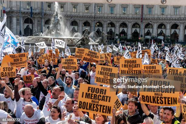 Thousand of street vendors gather in the center of Rome to protest against EU "Bolkestein" Services Directive on March 15, 2017 in Rome, Italy....