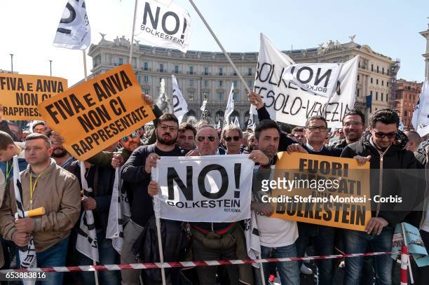 Thousand of street vendors gather in the center of Rome to protest against EU "Bolkestein" Services Directive on March 15, 2017 in Rome, Italy....