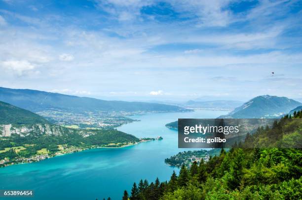 lago di annecy in francia visto da un punto di vista fotografato in una giornata estiva con cielo blu - annecy foto e immagini stock