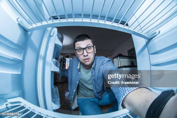 ce qu’il faut manger maintenant - réfrigérateur vide photos et images de collection